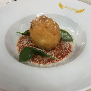 Burrata Fritta con Salsa de tomate