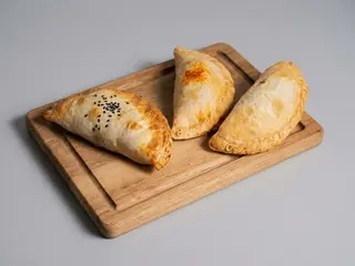 Empanada De Jamón Y Mozzarella