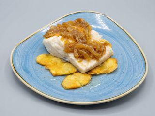 Bacalao A La Plancha Con Cebolla Caramelizada