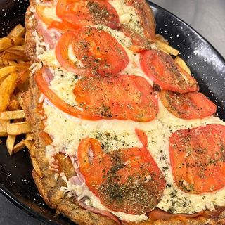 Cachopo a la napolitana de rulo de cabra y cebolla caramelizada