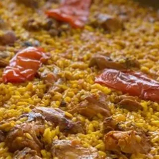 Ración de paella de pollo y conejo