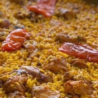 Ración de paella de pollo y conejo