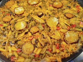 Paella de verduras y boquerón