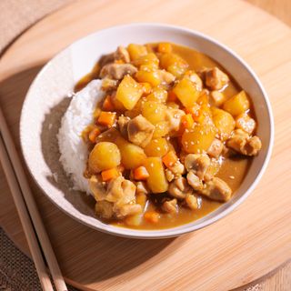 23. Pollo Y Curry Con Arroz Blanco