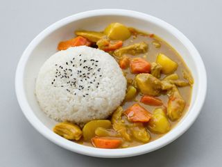 23. Pollo Y Curry Con Arroz Blanco