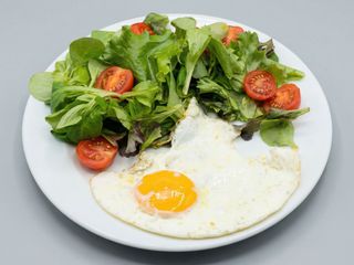 Plato lechuga con huevos fritos
