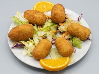 Croquetas De Jamón Y Ensalada