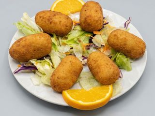 Croquetas De Pollo Y Ensalada