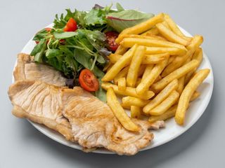 Lomo Con Patatas Fritas Y Ensalada