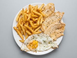 Lomo Con Patatas Fritas Y Ensalada