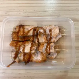 27. Pinchos de salmón
