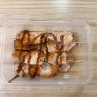 27. Pinchos de salmón