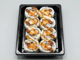 33. Makis de tempura langostinos (8 uds.)