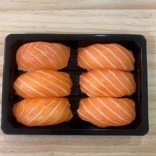 41. Sushi de salmón (6 uds.)