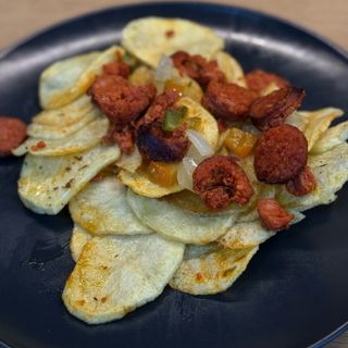 Huevos Rotos con chorizo