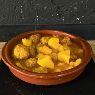 Cazuela de albóndigas y garbanzos