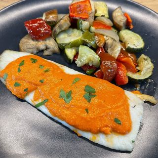Merluza con salsa de pimiento