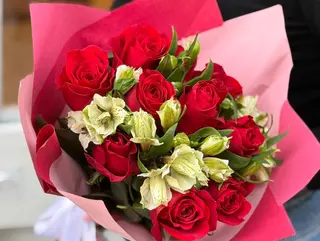 Ramo de 10 Rosas Rojas y Astromelias
