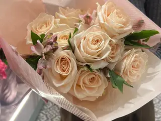 Dulce ramo de 10 rosas crema