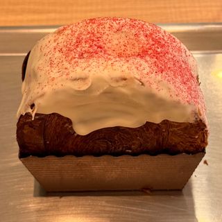 Roll de chocolate blanco con frutos rojos