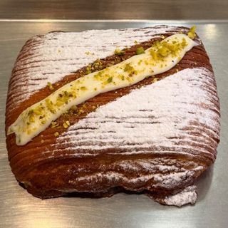 Pan suizo de brownie chocolate blanco