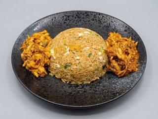 Arroz frito con carne mechada