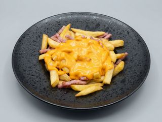 Patatas con bacon y queso