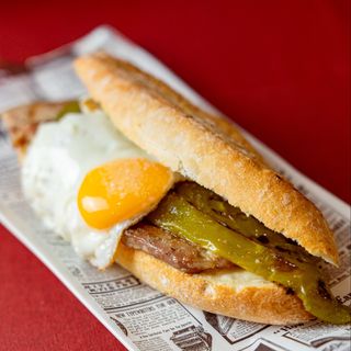 Bocadillo De Panceta Con Ajos Tiernos Y Huevo Frito