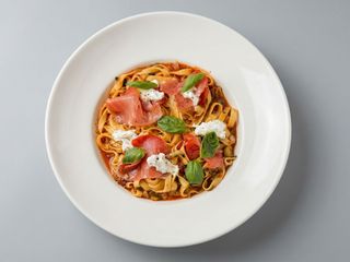 Linguine "Arrabbiata" con alcaparras, stracciatella y alcachofas
