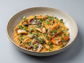 Orzo con mariscos en salsa bisque