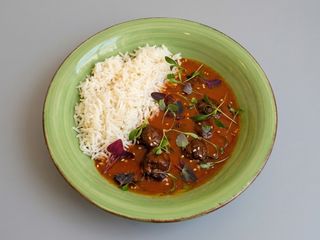 Kofta de ternera en salsa persa
