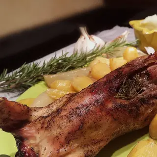 Pollo y Conejo al Ast