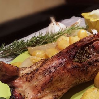 Pollo y Conejo al Ast