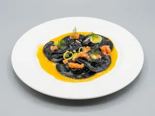 Pasta Raviolo Negro Con Salmón Y Robiola