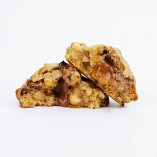 Cookie de avellanas, chocolate con leche y caramelo salado.