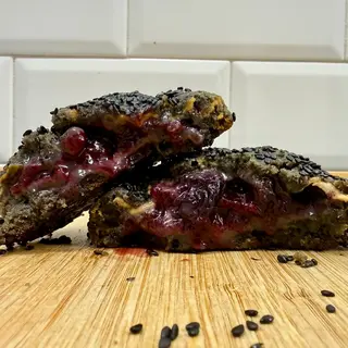Sésamo negro, chocolate caramelizado y frutos rojos