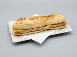 Bocadillo De Tortilla Francesa Con Bacon