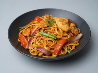 tallarines saltados de pollo