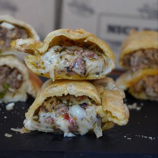 Empanada Chorizo, Queso y Chimichurri
