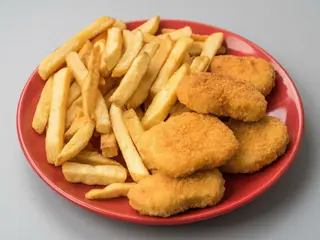 Nuggets de pollo con patatas