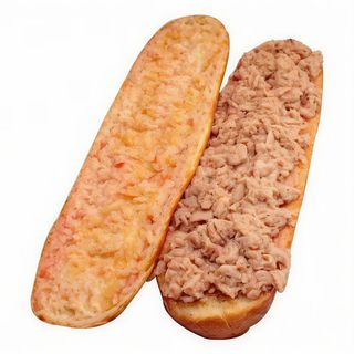 Bocadillo de atún con pimiento asado y olivas