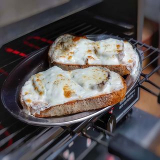 Tostada de lomo parrilla con queso fundido