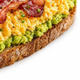 Tosta Con Huevo Plancha, Aguacate triturado y Parmesano