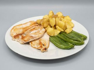 Pechuga de pollo a la plancha con patatas fritas y pimientos verdes.