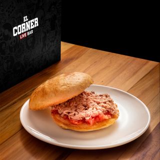 Bocadillo De Atún Con Tomate