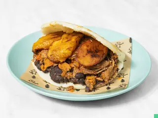 Arepa Pabellón (1 Und.)