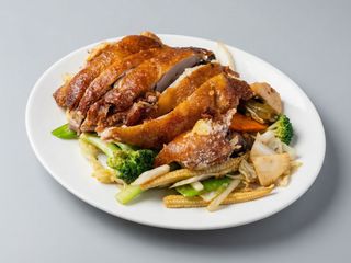 Pato asado con verduras