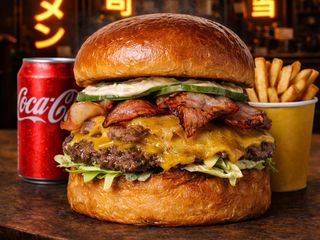 ATOMIC BACON CHEESE + PATATAS + BEBIDA