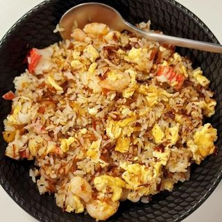 Arroz frito con mariscos y salsa XQ...XQ酱海鲜炒饭