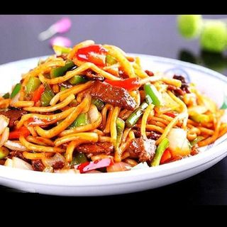牛肉炒面Tallarines con ternera y verduras 